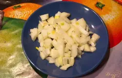 Репчатый лук нарезаем кубиком.
