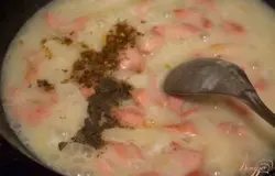 Добавляем бульон. Быстро перемешиваем, чтоб не было комочков. Добавляем специи, соль, кетчуп.