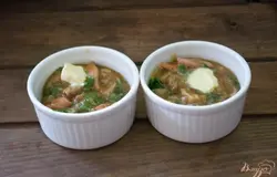 Полученную массу разложите по смазанным маслом креманкам(формочу). Сверху, в каждую добавляем сливочное масло.