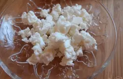 Сыр фету разминаем до мелкой крошки.