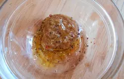 Из оливкового масла, горчицы, винного уксуса, соли и смеси перцев готовим соус. Для этого все ингредиенты взбиваем венчиком.