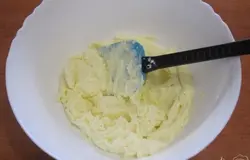 Растереть сливочное масло с сахаром до образования крема.