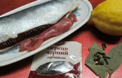 Подготовить продукты. Литр воды довести до кипения. Сель очистить от внутренностей, отрезать голову и хвост и хорошо ее вымыть.