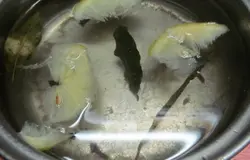 Загрузить все ингредиенты в кипящую воду, кроме сельди. Размешать и закрыть крышкой, что бы ароматы не улетучивались. Лимон нужен для того, что бы мясо рыбы было плотнее. Уксус лучше не добавлять. Воду полностью остудить.