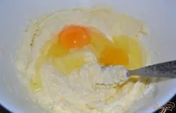 Добавить яйца и хорошо перемешать.