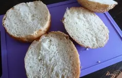 Булочки для гамбургеров разрезаем пополам.