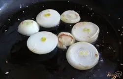 Репчатый лук нарежем кольцами и слегка обжарим,посыпав щепоткой сахара.
