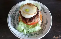 Дальше кладем котлетку и колечко обжаренного лука.