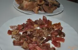 Срезать мясо, нарезать его кусочками, вернуть обратно в бульон. Можно убрать ложкой жир, если не хотите очень жирное
