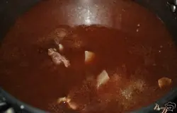 Добавить куриное мясо и продолжать варить на медленном огне
