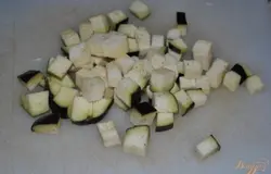 Нарезать кубиками баклажан