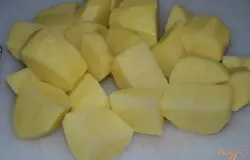 Очистить и нарезать картофель