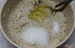 Далее добавляем сахар, подсолнечное масло, разрыхлитель для теста и все перемешиваем.