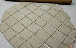 Тесто раскатываем толщиной 2 мм и нарезаем кусочками. Перекладываем кусочки теста на противень застеленный пекарской бумагой. Выпекаем, примерно, 15 минут, при температуре 180-190 градусов.
