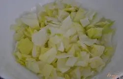 Нарезать большими кубиками салат айсберг