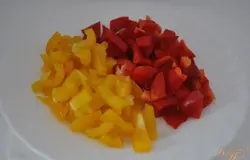 Крупно нарезать перцы