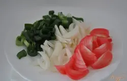 Нарезать белый, зеленый и маринованный лук