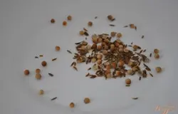 Посыпать сверху кориандром и тмином