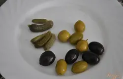 Украсить салат оливками, корнишонами