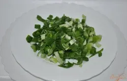 Нарезать зеленый лук