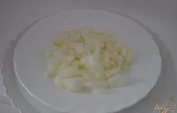 Очистить и мелко нарезать белый лук