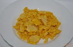 Кукурузу отварить, срезать с качана