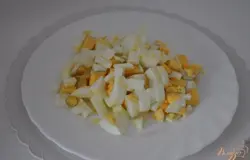 Яйца очистить, нарезать кубиками