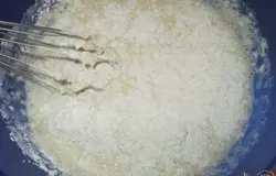  Добавить разрыхлитель и муку, тесто должно получиться как на оладьи