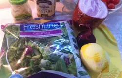 Приготовим необходимые продукты для салата, отварим и почистим яйца, помоем помидоры и лимон. Я использовала салатный микс, но можно взять люблой зеленый салат.
