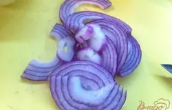 Лук нарезать полукольцами.