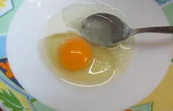В миске смешать сахар, соль, яйцо, молоко или воду и растительное масло.