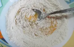Муку смешать с содой и добавить в миску.