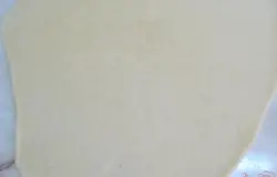 Раскатать тесто до толщины 1-2 мл. Стол мукой посыпать не нужно. Тесто прилипать не будет.