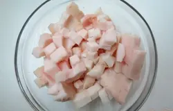 Сало нарезаем мелкими кубиками.