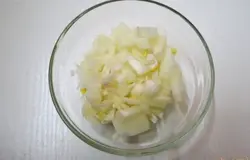 Лук нарезаем мелкими кубиками.