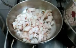 Отправляем на сковороду сало и начинаем жарить его.