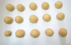 Тесто разделяем на небольшие кусочки и скатываем шарики.