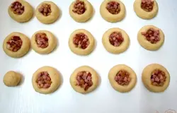 В каждое углубление выкладываем по чайной ложечке начинки.
