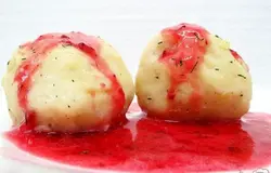 Готово! Подают шведы краптокоры с соусом из южной ягоды клюквы.Есть много рецептов этого соуса. Я сейчас напишу самый простой рецепт.300 г клюквы300 г воды100 г сахара.Воду доведите до кипения, добавьте сахар и клюкву. Когда ягоды начнут лопать, снимите с огня и пробейте блендером.Соус готов.