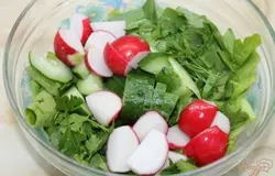 Добавить редис порезанную на четыре части и огурец полукольцами.