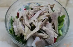 Добавить филе куриное копченое нарезанное крупной соломкой.