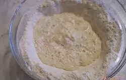 Руками начинаем замешивать тесто.