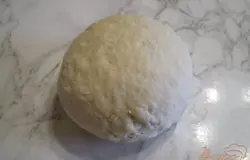 И вода должна принять всю муку. Только тогда получится крутое хорошее тесто. Размер стакана роли не играет, главное мерить всё (и воду и муку) одним стаканом.