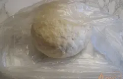 Заворачиваем тесто в кулечек и кладем отдыхать на полчасика.