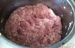 Поготовим фарш, я взяла смесь из свиного, куриного и говяжьего фарша. Добавляем измельченный в пюре лук и специи. Тщательно перемешиваем.