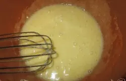 Яйца  взбить с сахаром.