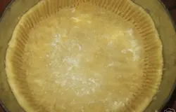 Форму для выпекания смазать растительным маслом. Часть теста та что больше  раскатать и уложить в форму для выпечки, делая бортики.