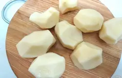 Картофель чистим и нарезаем мелкими кубиками. Ставим вариться в бульоне.