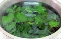 Моем в нескольких водах. Затем заливают кипятком на несколько минут. Воду сливаем.