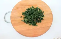 Крапиву мелко рубим.